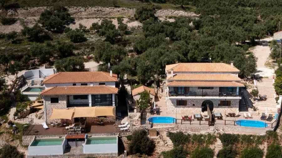 Αεροφωτογραφία του συγκροτήματος μέσα στους ελαιώνες πάνω από τη θάλασσα