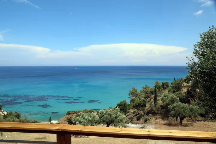 Θέα στα γαλαζοπράσινα νερά του Ιονίου από τη βεράντα