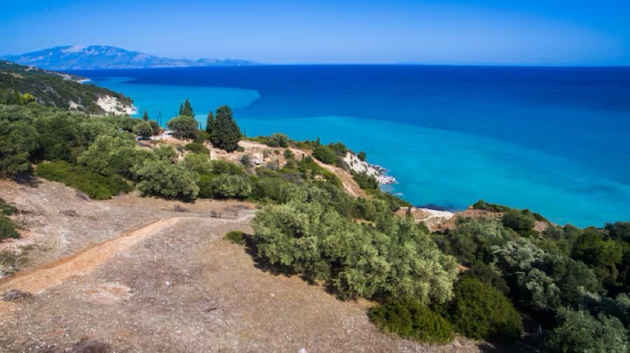 Ο κόλπος της Ξίγκιας από ψηλά με τα τυρκουάζ νερά