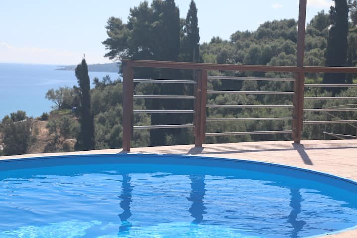 Πισίνα με θέα στο πράσινο και τη θάλασσα — Xigia Bay 2 Sea View